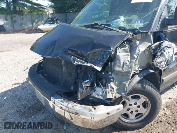 2005 Chevrolet Express Passenger z VIN 1GNFG15T751169844, wystawiony jako IAAI lot #42393893 z przebiegiem 226 673 mil mil oraz . Historia ofert i sprzedaży dostępna na DreamBid. Obrazek 6.