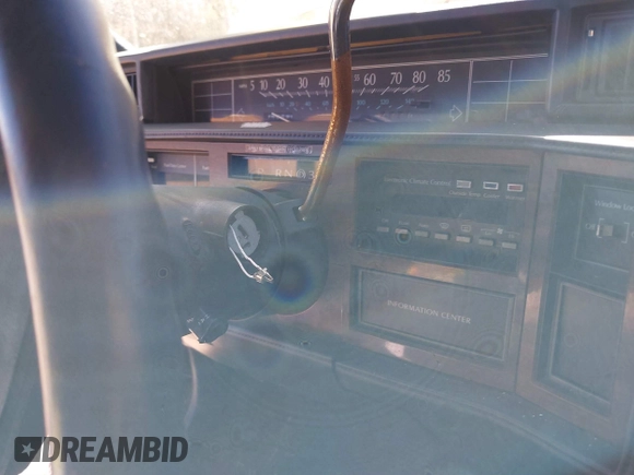 1991 Cadillac DeVille z VIN 1G6CD53B6M4325023, wystawiony jako IAAI lot #41691043 z przebiegiem 116 380 mil mil oraz . Historia ofert i sprzedaży dostępna na DreamBid. Obrazek 6.