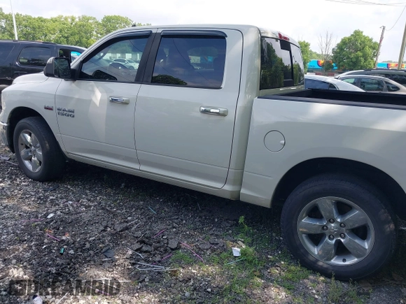 2016 Ram 1500 Lone Star z VIN 3C6RR6LT4GG300840, wystawiony jako IAAI lot #42456323 z przebiegiem 284 933 mil mil oraz . Historia ofert i sprzedaży dostępna na DreamBid. Obrazek 3.