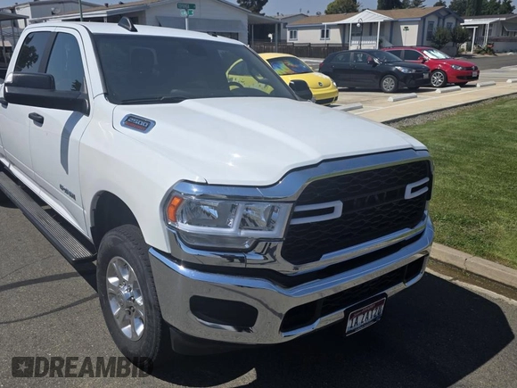 2022 Ram 2500 Big Horn z VIN 3C6UR5DJ3NG313061, wystawiony jako Copart lot #64436165 z przebiegiem 32 580 mil mil oraz Czysty tytuł • Clean title. Historia ofert i sprzedaży dostępna na DreamBid. Obrazek 1.