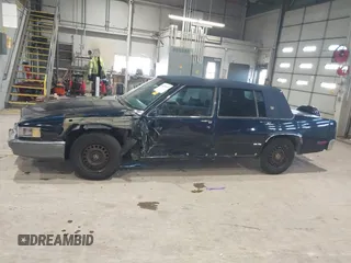 1989 Cadillac DeVille z VIN 1G6CD5159K4356924, wystawiony jako IAAI lot #41526057 z przebiegiem 148 134 mil mil oraz . Historia ofert i sprzedaży dostępna na DreamBid. Obrazek 6.