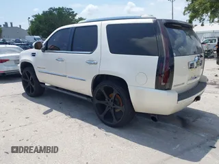 2007 Cadillac Escalade z VIN 1GYEC63877R303276, wystawiony jako IAAI lot #42230368 z przebiegiem 124 303 mil mil oraz . Historia ofert i sprzedaży dostępna na DreamBid. Obrazek 3.