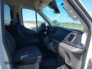 2024 Ford Transit Passenger XL z VIN 1FBAX2C81RKA68648, wystawiony jako IAAI lot #41980956 z przebiegiem 11 942 mil mil oraz . Historia ofert i sprzedaży dostępna na DreamBid. Obrazek 5.