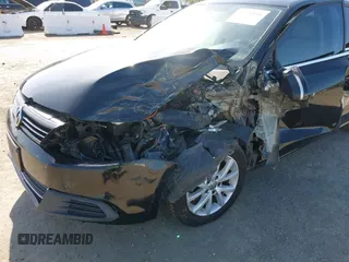 2014 Volkswagen Jetta SE z VIN 3VWD17AJ4EM419839, wystawiony jako IAAI lot #41994141 z przebiegiem 102 068 mil mil oraz . Historia ofert i sprzedaży dostępna na DreamBid. Obrazek 6.