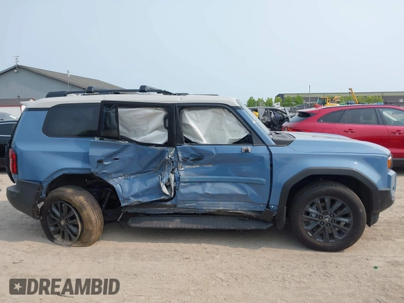 2024 Toyota Land Cruiser z VIN JTEABFAJ3RK018014, wystawiony jako IAAI lot #42404632 z przebiegiem 2 983 mil mil oraz . Historia ofert i sprzedaży dostępna na DreamBid. Obrazek 13.