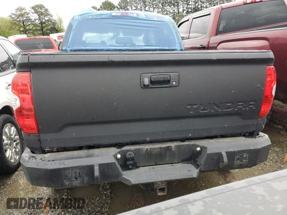 2015 Toyota Tundra SR5 z VIN 5TFDW5F15FX433715, wystawiony jako Copart lot #51259785 z przebiegiem 212 583 mil mil oraz Szkoda całkowita • Salvage title. Historia ofert i sprzedaży dostępna na DreamBid. Obrazek 6.