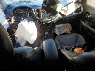 2021 Jeep Cherokee Limited z VIN 1C4PJLDX1MD183475, wystawiony jako Copart lot #88895655 z przebiegiem Nie podano mil oraz Szkoda całkowita • Salvage title. Historia ofert i sprzedaży dostępna na DreamBid. Obrazek 8.