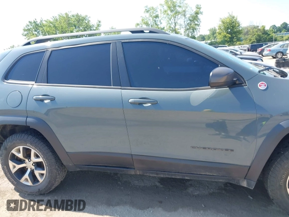 2014 Jeep Cherokee Trailhawk z VIN 1C4PJMBSXEW273520, wystawiony jako IAAI lot #42569063 z przebiegiem 137 585 mil mil oraz . Historia ofert i sprzedaży dostępna na DreamBid. Obrazek 13.