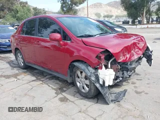 2008 Nissan Versa S z VIN 3N1BC11E98L396950, wystawiony jako IAAI lot #42228921 z przebiegiem 165 267 mil mil oraz . Historia ofert i sprzedaży dostępna na DreamBid. Obrazek 1.