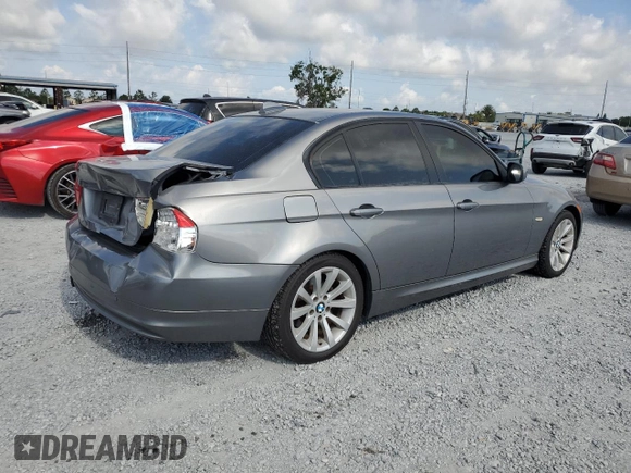 2009 BMW 3 Series 328i z VIN WBAPH77589NM47268, wystawiony jako Copart lot #57877405 z przebiegiem 157 930 mil mil oraz Szkoda całkowita • Salvage title. Historia ofert i sprzedaży dostępna na DreamBid. Obrazek 3.
