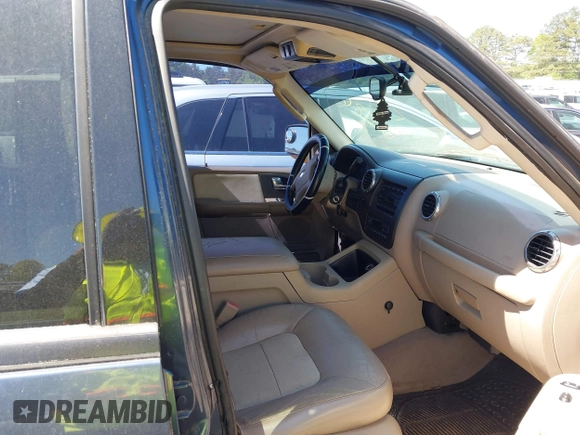 2004 Ford Expedition Eddie Bauer with VIN 1FMFU18L54LB18869, listed as a IAAI auction lot 41862385 with 258,709 mi miles. Bid and sale history available at carsss.com. Image 5.