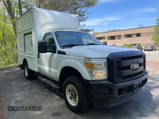 2015 Ford F-250 XL z VIN 1FDBF2B68FEA47594, wystawiony jako Copart lot #57184105 z przebiegiem 451 093 mil mil oraz Czysty tytuł • Clean title. Historia ofert i sprzedaży dostępna na DreamBid. Obrazek 1.