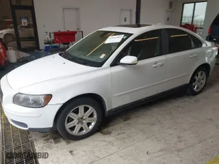 2006 Volvo S40 2.4L with VIN YV1MS382162211010, listed as a IAAI auction lot 41832484 with 187,937 mi miles. Bid and sale history available at carsss.com. Image 2.
