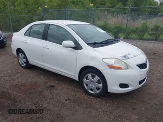 2010 Toyota Yaris z VIN JTDBT4K32A4068048, wystawiony jako IAAI lot #42326060 z przebiegiem 150 183 mil mil oraz . Historia ofert i sprzedaży dostępna na DreamBid. Obrazek 1.