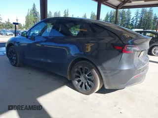 2024 Tesla Model Y Long Range z VIN 7SAYGAEE8RF088791, wystawiony jako IAAI lot #42185399 z przebiegiem 15 339 mil mil oraz . Historia ofert i sprzedaży dostępna na DreamBid. Obrazek 3.