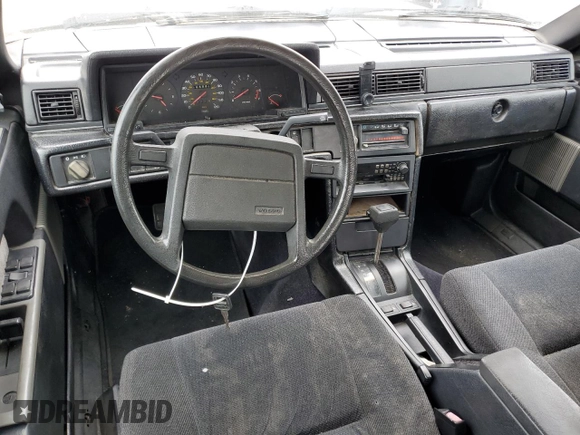 1987 Volvo 740 z VIN YV1FX8843H2178121, wystawiony jako Copart lot #55678015 z przebiegiem 105 881 mil mil oraz Czysty tytuł • Clean title. Historia ofert i sprzedaży dostępna na DreamBid. Obrazek 8.