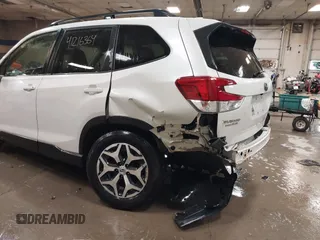 2019 Subaru Forester Premium with VIN JF2SKAGC3KH423315, listed as a IAAI auction lot 41216364 with 105,019 mi miles. Bid and sale history available at carsss.com. Image 6.