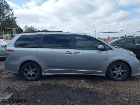 2017 Toyota Sienna SE with VIN 5TDXZ3DC1HS816458, listed as a IAAI auction lot 41577969 with 131,271 mi miles. Bid and sale history available at carsss.com. Image 13.
