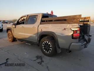 2024 Nissan Frontier Pro-X z VIN 1N6ED1EJ7RN619600, wystawiony jako Copart lot #74284664 z przebiegiem 19 786 mil mil oraz Szkoda całkowita • Salvage title. Historia ofert i sprzedaży dostępna na DreamBid. Obrazek 2.