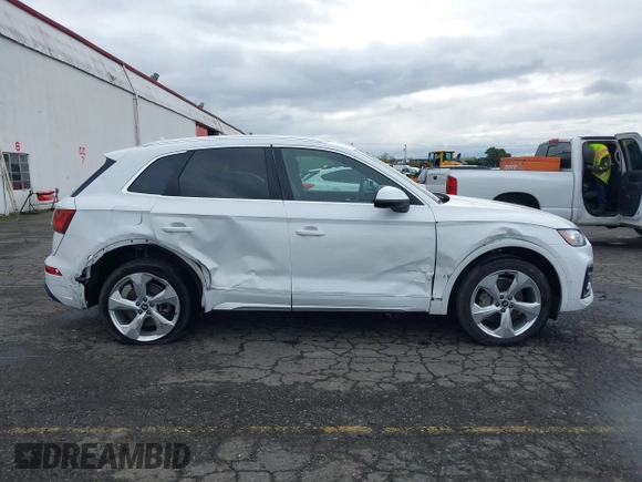 2021 Audi Q5 Prestige with VIN WA1CAAFY8M2099653, listed as a IAAI auction lot 41903022 with 27,611 mi miles. Bid and sale history available at carsss.com. Image 13.