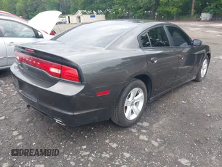 2013 Dodge Charger SE z VIN 2C3CDXBG8DH629628, wystawiony jako IAAI lot #42199220 z przebiegiem 153 556 mil mil oraz . Historia ofert i sprzedaży dostępna na DreamBid. Obrazek 4.