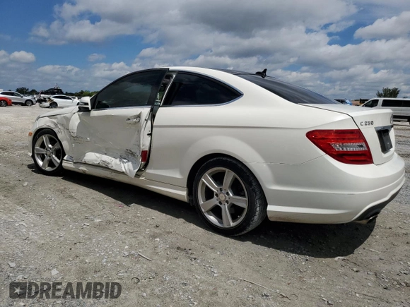 2013 Mercedes-Benz C 250 z VIN WDDGJ4HB8DG031492, wystawiony jako Copart lot #56948645 z przebiegiem 80 972 mil mil oraz Szkoda całkowita • Salvage title. Historia ofert i sprzedaży dostępna na DreamBid. Obrazek 2.