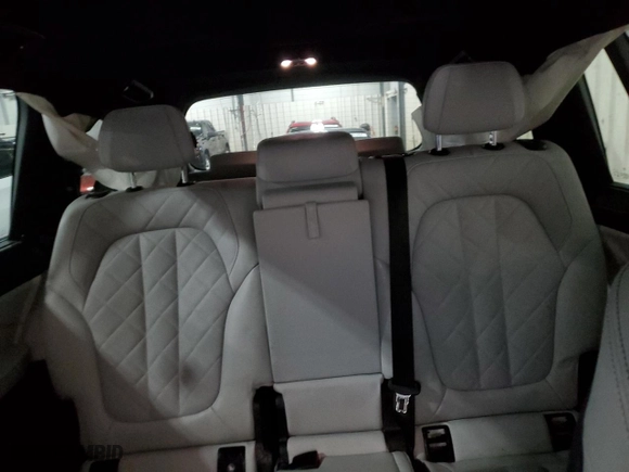 2023 BMW X7 xDrive40i with VIN 5UX23EM03P9P84153, listed as a Copart auction lot 86325304 with 28,756 mi miles and Salvage Title. Bid and sale history available at carsss.com. Image 10.