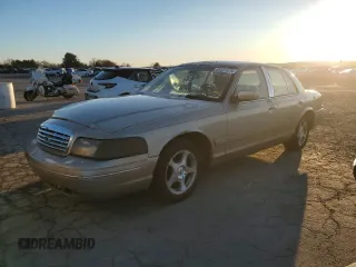 1999 Ford Crown Victoria z VIN 2FAFP73W9XX228644, wystawiony jako Copart lot #85321474 z przebiegiem 146 726 mil mil oraz Szkody całkowita. Historia ofert i sprzedaży dostępna na DreamBid. Obrazek 1.