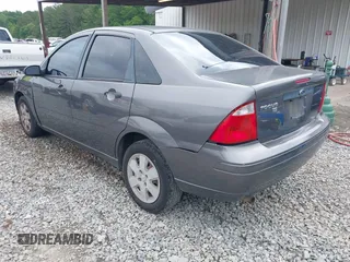 2007 Ford Focus S z VIN 1FAHP34NX7W188237, wystawiony jako IAAI lot #42122139 z przebiegiem 177 507 mil mil oraz . Historia ofert i sprzedaży dostępna na DreamBid. Obrazek 3.