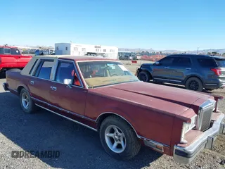 1984 Lincoln Town Car z VIN 1LNBP96FXEY671362, wystawiony jako IAAI lot #41367432 z przebiegiem 81 205 mil mil oraz . Historia ofert i sprzedaży dostępna na DreamBid. Obrazek 1.