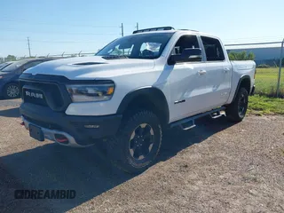 2019 Ram 1500 Rebel z VIN 1C6SRFLT5KN923837, wystawiony jako IAAI lot #41961921 z przebiegiem 68 400 mil mil oraz . Historia ofert i sprzedaży dostępna na DreamBid. Obrazek 2.