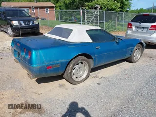 1993 Chevrolet Corvette z VIN 1G1YY33P4P5115339, wystawiony jako IAAI lot #42282352 z przebiegiem 90 578 mil mil oraz . Historia ofert i sprzedaży dostępna na DreamBid. Obrazek 4.