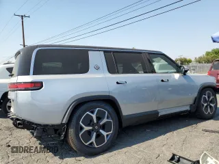 2024 Rivian R1S Adventure z VIN 7PDSGBBA7RN044642, wystawiony jako Copart lot #62567904 z przebiegiem 1888 mil mil oraz Szkody całkowita. Historia ofert i sprzedaży dostępna na DreamBid. Obrazek 3.