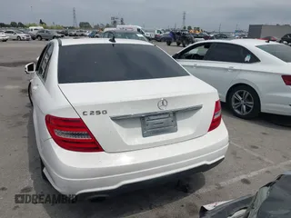 2013 Mercedes-Benz C 250 Sport z VIN WDDGF4HBXDA862156, wystawiony jako IAAI lot #42425713 z przebiegiem Nie podano mil oraz . Historia ofert i sprzedaży dostępna na DreamBid. Obrazek 16.