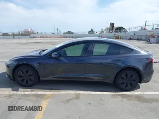 2025 Tesla Model 3 Long Range z VIN 5YJ3E1EA0SF915571, wystawiony jako IAAI lot #42247609 z przebiegiem 3 901 mil mil oraz . Historia ofert i sprzedaży dostępna na DreamBid. Obrazek 15.