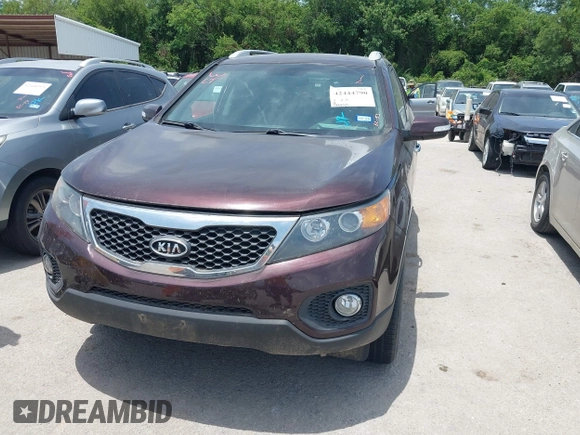 2012 Kia Sorento LX z VIN 5XYKT4A69CG257313, wystawiony jako IAAI lot #42444790 z przebiegiem 125 537 mil mil oraz . Historia ofert i sprzedaży dostępna na DreamBid. Obrazek 6.