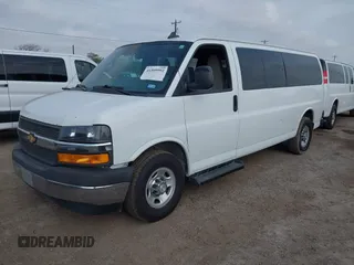 2020 Chevrolet Express Passenger LT z VIN 1GAZGPFG8L1209896, wystawiony jako IAAI lot #41509992 z przebiegiem 240 207 mil mil oraz . Historia ofert i sprzedaży dostępna na DreamBid. Obrazek 17.