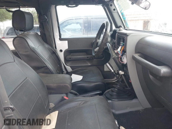 2008 Jeep Wrangler Sahara z VIN 1J4FA54158L640474, wystawiony jako IAAI lot #42243860 z przebiegiem 141 303 mil mil oraz . Historia ofert i sprzedaży dostępna na DreamBid. Obrazek 5.