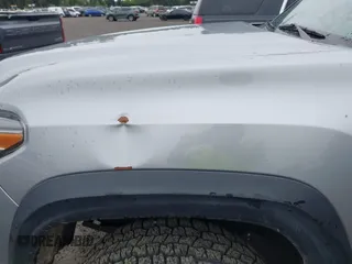 2020 Toyota Tacoma SR5 z VIN 3TMCZ5AN8LM323918, wystawiony jako IAAI lot #42279462 z przebiegiem 105 923 mil mil oraz . Historia ofert i sprzedaży dostępna na DreamBid. Obrazek 18.
