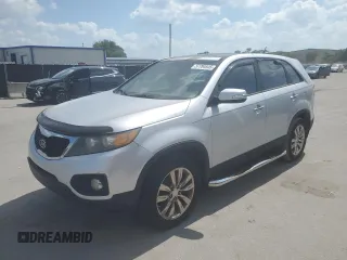 2011 Kia Sorento EX z VIN 5XYKU4A20BG015096, wystawiony jako Copart lot #57784545 z przebiegiem 158 811 mil mil oraz Czysty tytuł • Clean title. Historia ofert i sprzedaży dostępna na DreamBid. Obrazek 1.