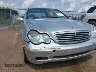 2003 Mercedes-Benz C 320 z VIN WDBRF64J73F341438, wystawiony jako IAAI lot #42371572 z przebiegiem 228 061 mil mil oraz . Historia ofert i sprzedaży dostępna na DreamBid. Obrazek 6.