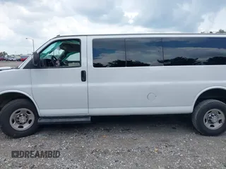 2020 Chevrolet Express Passenger LT z VIN 1GAZGPFG0L1170592, wystawiony jako IAAI lot #39919731 z przebiegiem 124 012 mil mil oraz . Historia ofert i sprzedaży dostępna na DreamBid. Obrazek 14.