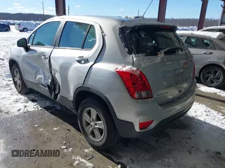 2020 Chevrolet Trax LS z VIN 3GNCJNSB9LL127074, wystawiony jako IAAI lot #41256285 z przebiegiem 107 162 mil mil oraz . Historia ofert i sprzedaży dostępna na DreamBid. Obrazek 3.