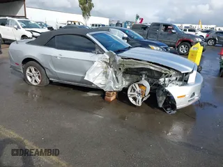 2014 Ford Mustang V6 z VIN 1ZVBP8EM9E5316695, wystawiony jako IAAI lot #41778042 z przebiegiem 75 439 mil mil oraz . Historia ofert i sprzedaży dostępna na DreamBid. Obrazek 1.