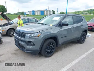 2024 Jeep Compass Latitude z VIN 3C4NJDBN4RT578170, wystawiony jako IAAI lot #42237990 z przebiegiem 17 265 mil mil oraz . Historia ofert i sprzedaży dostępna na DreamBid. Obrazek 20.