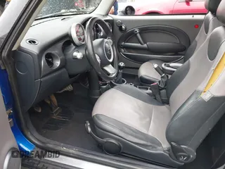 2006 MINI Hardtop z VIN WMWRC33566TK66280, wystawiony jako IAAI lot #41752311 z przebiegiem 237 056 mil mil oraz . Historia ofert i sprzedaży dostępna na DreamBid. Obrazek 5.