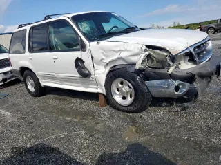 2000 Ford Explorer XLT z VIN 1FMZU63E8YZB53850, wystawiony jako Copart lot #52954505 z przebiegiem 130 428 mil mil oraz Szkody całkowita. Historia ofert i sprzedaży dostępna na DreamBid. Obrazek 4.