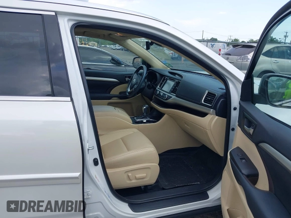 2019 Toyota Highlander SE with VIN 5TDJZRFH1KS567376, listed as a IAAI auction lot 42728105 with 58,970 mi miles and . Bid and sale history available at DreamBid. Image 5.