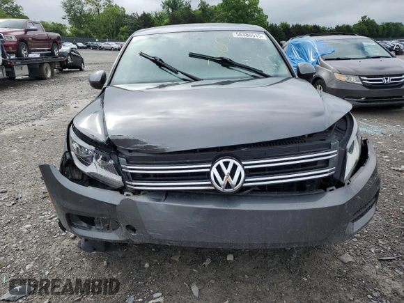 2013 Volkswagen Tiguan S z VIN WVGAV3AX6DW597379, wystawiony jako Copart lot #56386515 z przebiegiem 100 415 mil mil oraz Czysty tytuł • Clean title. Historia ofert i sprzedaży dostępna na DreamBid. Obrazek 5.