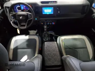 2022 Ford Bronco z VIN 1FMDE5BH9NLB59829, wystawiony jako Copart lot #43085555 z przebiegiem 16 727 mil mil oraz Czysty tytuł • Clean title. Historia ofert i sprzedaży dostępna na DreamBid. Obrazek 8.